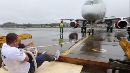 Побил мировой рекорд: петербуржец сдвинул руками 32-тонный самолет на 10 метров