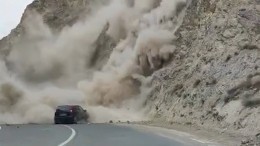 Чудом спаслись: в Дагестане автомобиль с людьми попал под камнепад