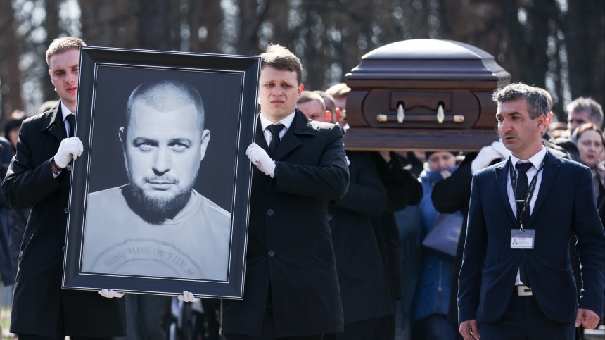 С воинскими почестями: в Москве простились и похоронили Владлена Татарского