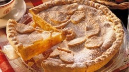 Простой, но очень вкусный: рецепт утреннего пирога с яблоками