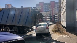 В Томске мусоровоз едва не расплющил легковушку с пятилетним мальчиком