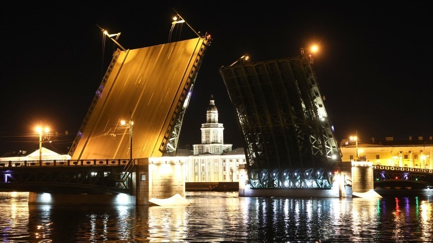 Сотни человек наблюдали за премьерным разводом мостов в Петербурге