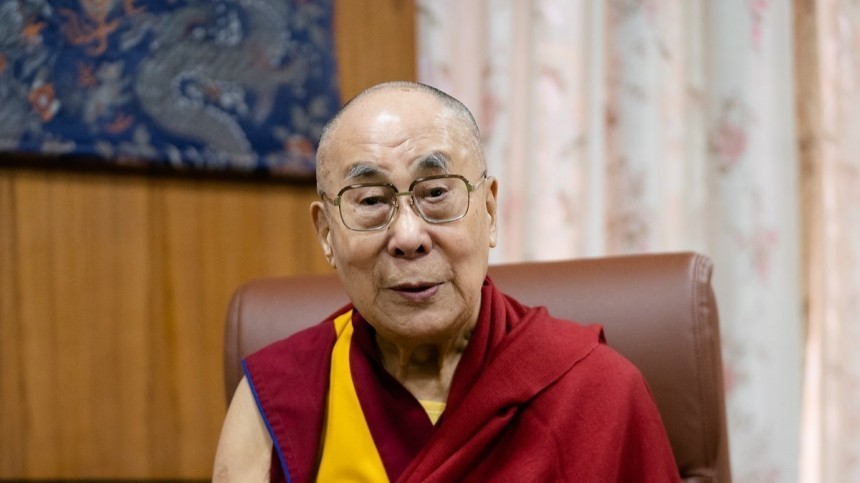 Далай-ламе пришлось извиняться после инцидента с мальчиком