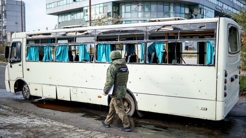 Пассажирский автобус попал под обстрел ВСУ в Донецке