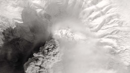 Вулкан Шивелуч снова выстрелил в поселки на Камчатке измельченной магмой