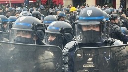 Протесты во Франции стали жестче: манифестанты устроили погром на улицах Парижа