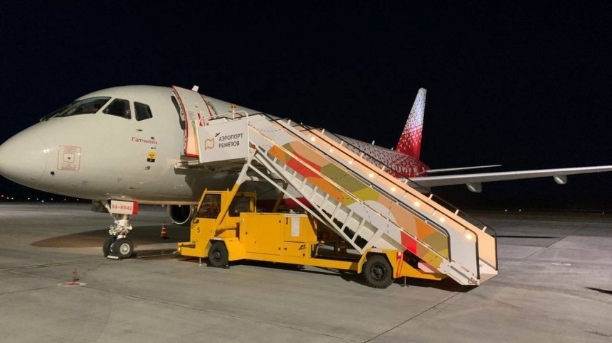 В Тобольске экстренно сел самолет с 73 пассажирами из-за стаи птиц