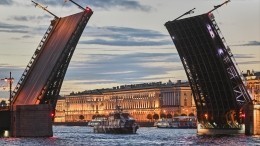 Банная ночь: коммунальщики помыли Дворцовый мост в Петербурге