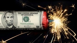 Висят на хвосте: экономист назвал валюты, которые смогут заменить доллар и евро