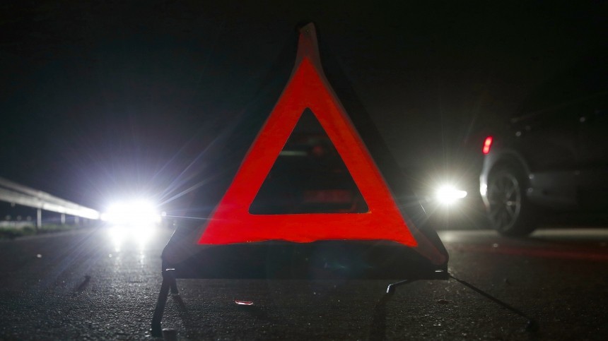 В Петербурге машину разрезало пополам после столкновения с фонарным столбом