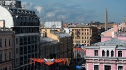 Жители Петербурга скупают амбарные замки для защиты своих крыш от туристов