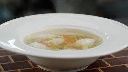 Просто, быстро и вкусно: рецепт весеннего супа с фрикадельками от шеф-повара