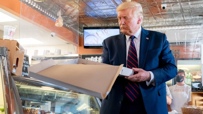 «Хотите пиццу, которую я откусил?» — американцы обиделись на Трампа из-за еды
