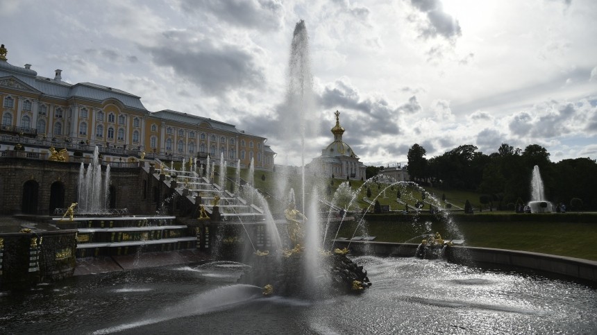 Первый признак наступления весны: в Петергофе запустили фонтаны