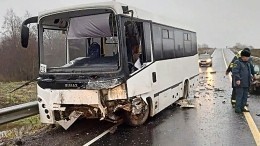 Под Тобольском пассажирский автобус врезался в бензовоз и протаранил столб