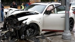 Люксовая иномарка рухнула с моста в Москве после столкновения с другим авто