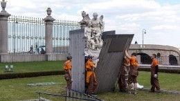 В Петербурге раскрыли скульптуры Летнего сада после зимы — видео