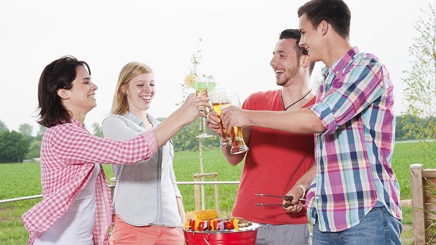 Социальный клей или сыворотка правды: почему друзья всегда склоняют выпить на праздники