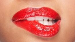 Почему кусать губы и щеки — это не норма? Ответ психолога