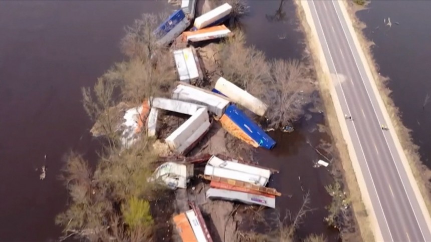 Экологическое бедствие: еще один поезд с токсичным грузом сошел с рельсов в США