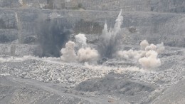Взрывные работы на угольном разрезе на Сахалине привели к мощному камнепаду