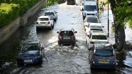 Подводная ловушка: как в Британии спасали водителя тонущего авто