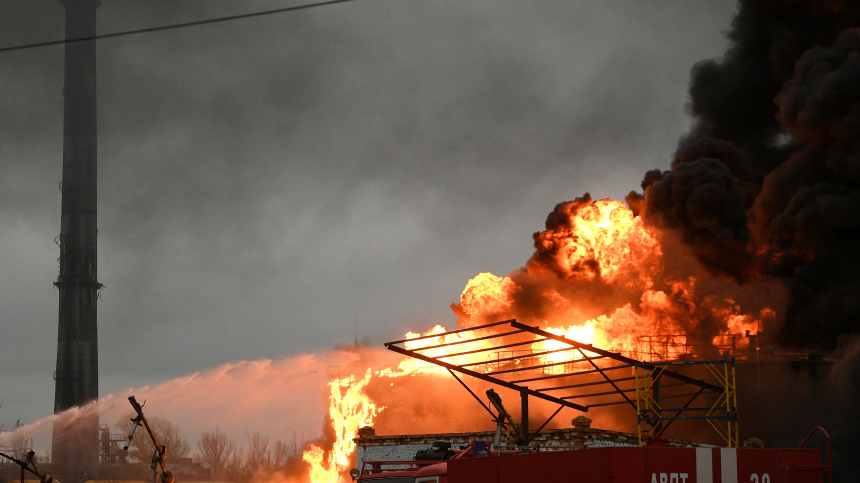 Нефтебаза загорелась в Севастополе после атаки ВСУ