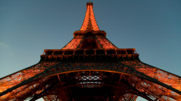 Увидеть Париж и умереть: у мужчины остановилось сердце на Эйфелевой башне