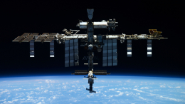 Ночная смена: российские космонавты вышли в открытый космос для переноса шлюзовой камеры