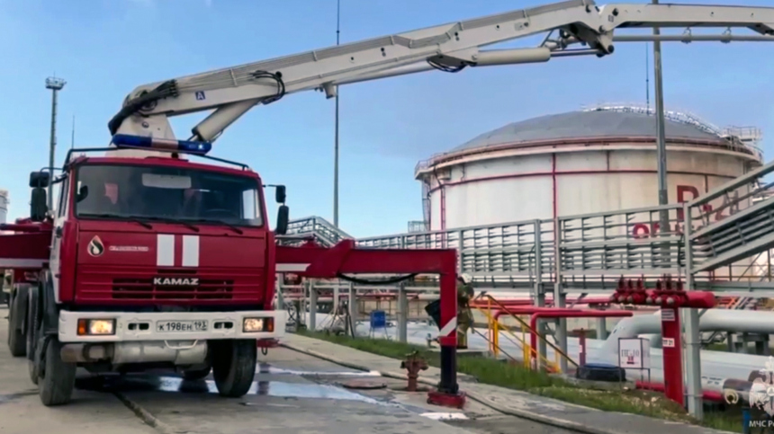 Пожар на нефтеперерабатывающем заводе на Кубани ликвидирован