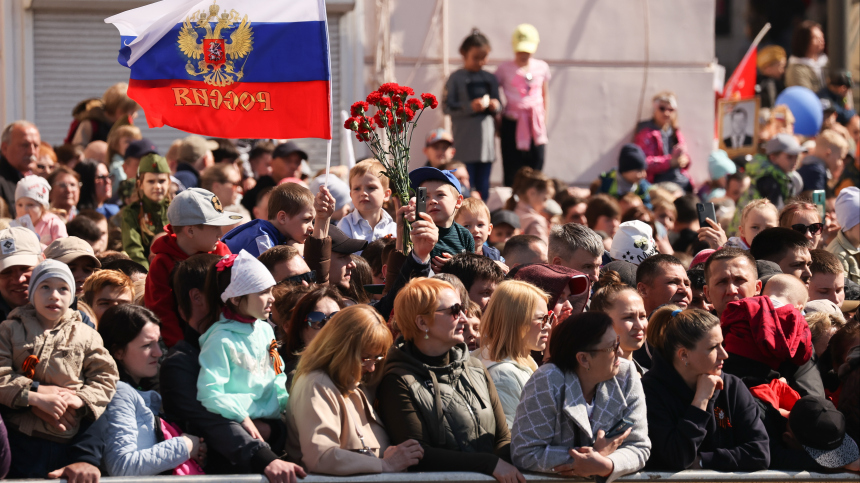 Не курить и не пить: что запретили проносить на парад Победы в Москве