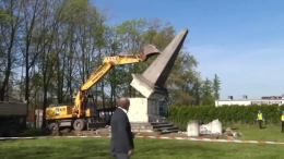Монумент бойцам Красной армии снесли в Польше