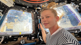 Юлия Пересильд показала снятое в космосе видео с ложкой и апельсином
