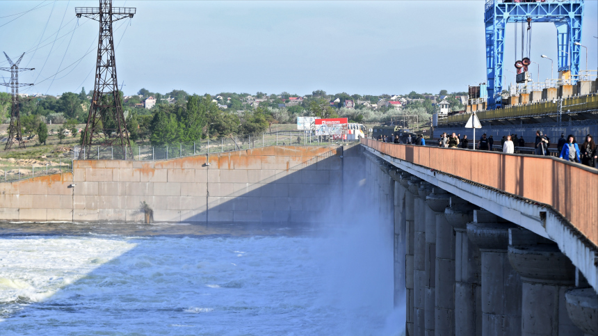 На Каховской ГЭС начали регулируемый сброс воды