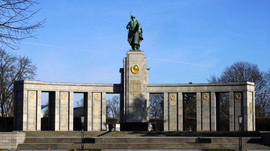 Позабыв историю: Украина отказалась возлагать цветы к советским мемориалам в ФРГ