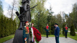 Генпрокурор РФ Игорь Краснов возложил цветы к памятнику павшим красноармейцам