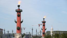 Ростральные колонны зажглись в Петербурге в честь Дня Победы