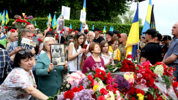 В Киеве в честь Дня Победы возложили цветы к Вечному огню