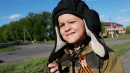 Провожавший бойцов мальчик Алеша из Белгородской области приехал на парад Победы
