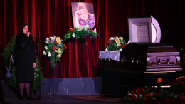 Море цветов и печали: на похороны Александра Тютрюмова пришли десятки человек