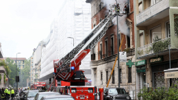 В центре Милана прогремел взрыв, огонь охватил машины и здания