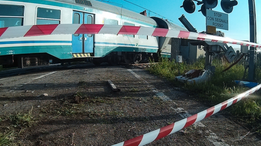 Поезд протаранил легковушку в Саратовской области, есть погибшие