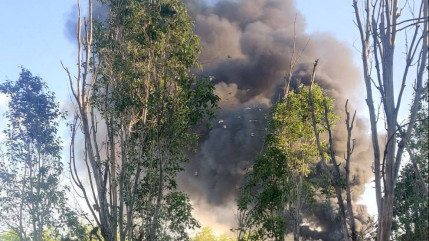 Огромный столб дыма: первые кадры последствий взрывов в Луганске
