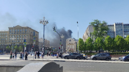 Тверская в дыму: в Москве пожар возле гостиницы «Интерконтиненталь»