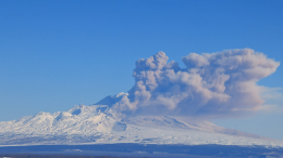 Вулкан Шивелуч на Камчатке выбросил пепел на высоту до 3,5 тысяч метров