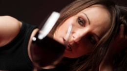 Выдает лицо: какие первые признаки указывают на женский алкоголизм