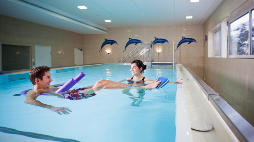 Влияет на все группы мышц: какие занятия в бассейне помогут похудеть