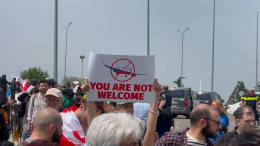 «Вам здесь не рады»: аэропорт Тбилиси оцеплен полицией из-за митинга оппозиции