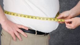 Самоедство: врач рассказал о последствиях ожирения для ментального здоровья