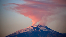 Вулкан Этна извергнулся в Италии и завалил города пеплом